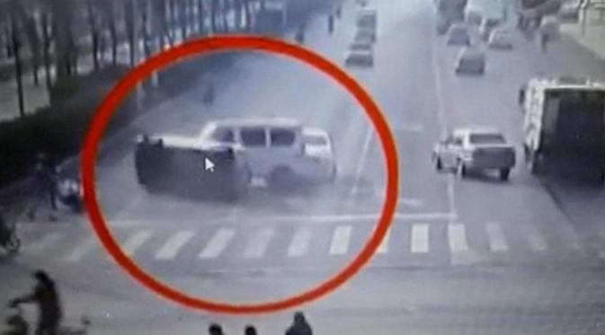 Fenomena aneh terjadi di jalanan China, mobil tiba-tiba melayang (LiveLeak)