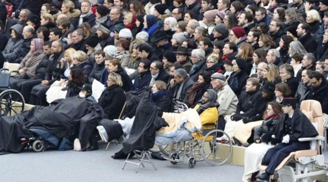 Korban selamat teror Paris menghadiri upacara menggunakan kursi roda (AFP)