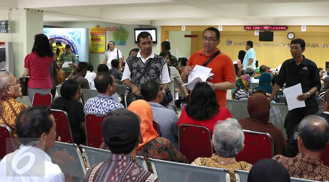 Kepala Kanwil Ditjen Pajak Jakarta Barat, Sakli Anggoro (kiri) memberi penjelasan kepada warga yang mengikuti operasi katarak di Kantor Wilayah Direktorat Jenderal (Ditjen) Pajak Jakarta Barat, Jakarta, Sabtu (28/11/2015). (Liputan6.com/Herman Zakharia)