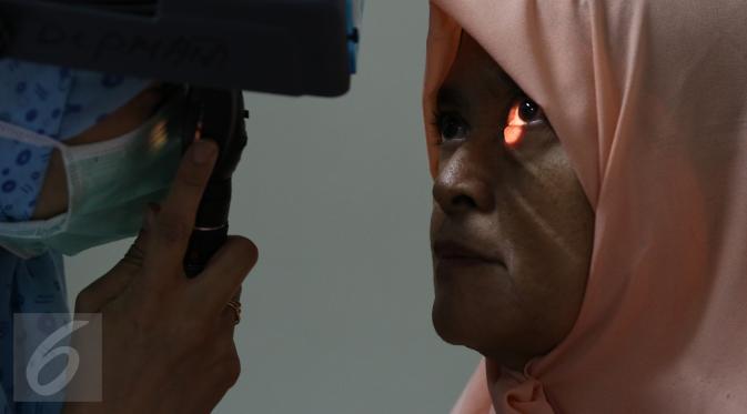 Warga sedang melakukan pengecekan untuk operasi katarak yang diadakan Kantor Wilayah Direktorat Jenderal (Ditjen) Pajak Jakarta Barat, Jakarta, Sabtu (28/11/2015). (Liputan6.com/Herman Zakharia)