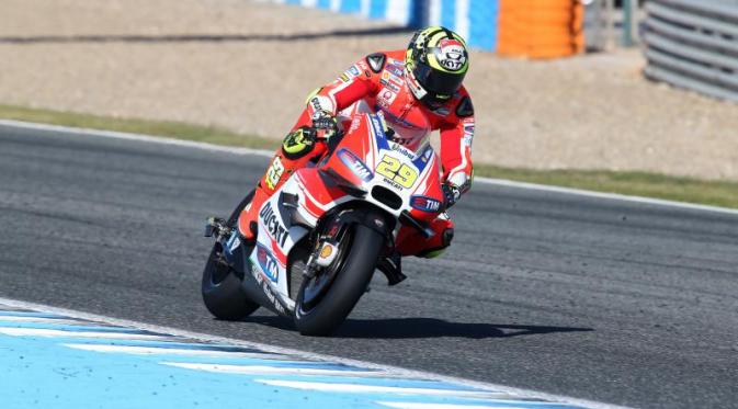 Pebalap Ducati, Andrea Iannone, mengaku puas dengan hasil tes pramusim di Sirkuit Jerez, Spanyol, Jumat (27/11/2015). (MotoGP)
