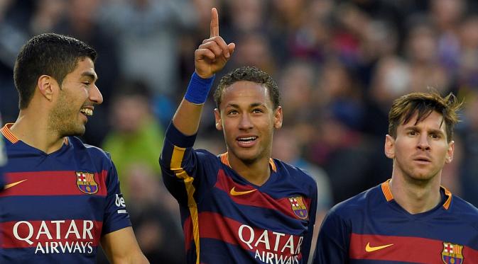 Luis Suarez, Neymar, dan Lionel Messi mencetak 4 gol Barcelona ke gawang Real Sociedad dalam lanjutan La Liga Spanyol di Stadion Camp Nou, Barcelona, Sabtu (28/11/2015). (AFP/Lluis Gene)
