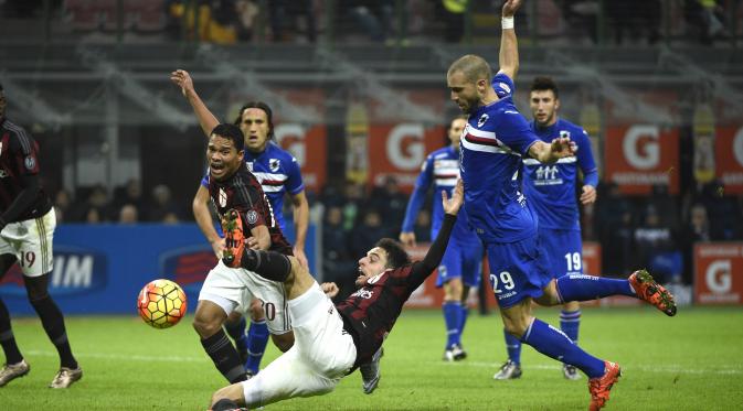 Duel di depan gawang Sampdoria dalam laga Serie A di Stadion San Siro, Minggu (29/11/2015) dini hari WIB. AC Milan menang 4-1 atas Sampdoria. (AFP/Olivier Morin)