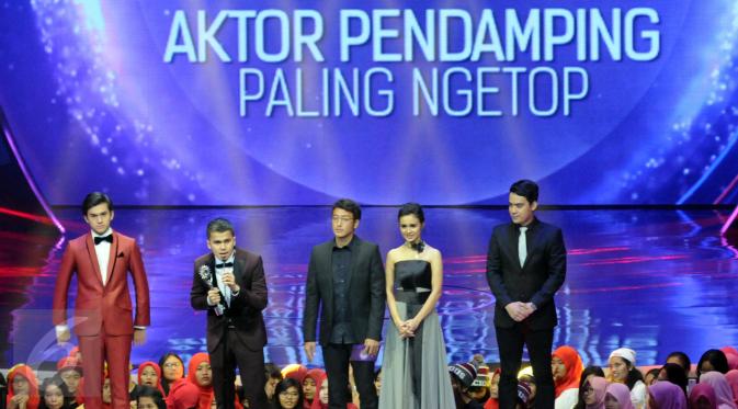 Handika Pratama memberikan sambutan saat meraih penghargaan di SCTV Awards 2015, Jakarta, Sabtu (28/11/2015). Handika menjadi Pemenang Kategori Nominasi Aktor Pendamping Paling Ngetop. (Liputan6.com/Helmi Afandi)