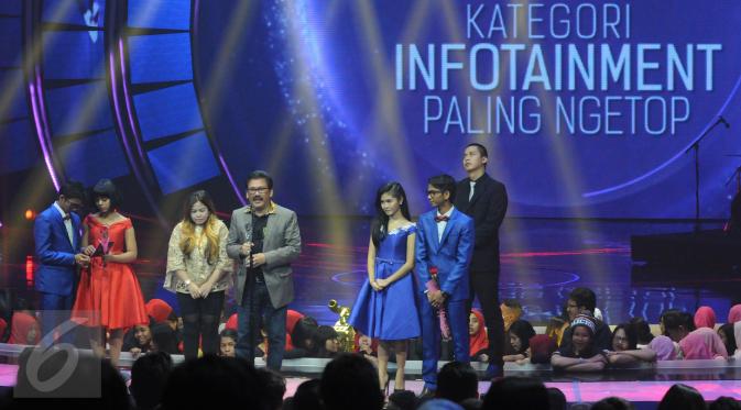 Perwakilan Halo Selebriti memberikan sambutan saat meraih penghargaan di SCTV Awards 2015, Jakarta, Sabtu (28/11/2015). Halo Selebriti menjadi Pemenang Kategori Nominasi Infotainment Lebar Paling Ngetop. (Liputan6.com/Helmi Afandi)