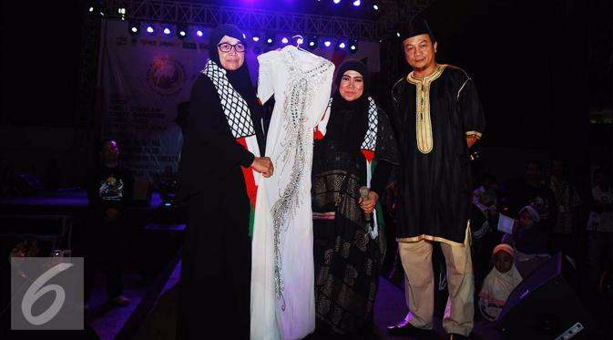 Melly Goeslaw melelang baju bersejarahnya untuk Palestina. [Foto: Rizky Aditya Saputra/Liputan6.com]