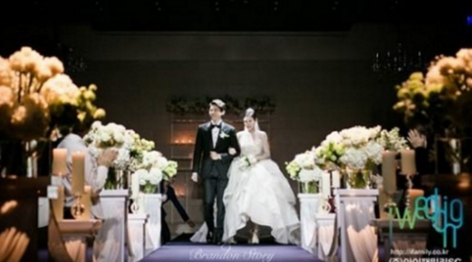 Momen pernikahan Dongho, mantan personel UKISS, terlihat sakral, dilangsungkan di Seoul, Korea Selatan.