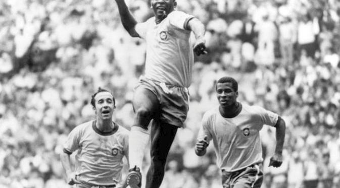Pele (tengah) bersama Tostao (kiri) dan Jairzinho (kanan) menjadi andalan Brasil pada Piala Dunia 1970. (dok. Sportskeeda)