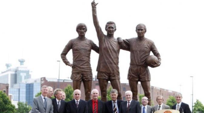 Patung George Best (kiri), Dennis Law (tengah), dan Bobby Charlton (kanan) berada di depan Old Trafford untuk mengingat kejayaan para legenda Manchester United itu. (AFP/Paul Ellis)