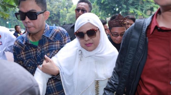 Foto Istri dan Ibu Sandy Tumiwa (Galih W. Satria/bintang.com)