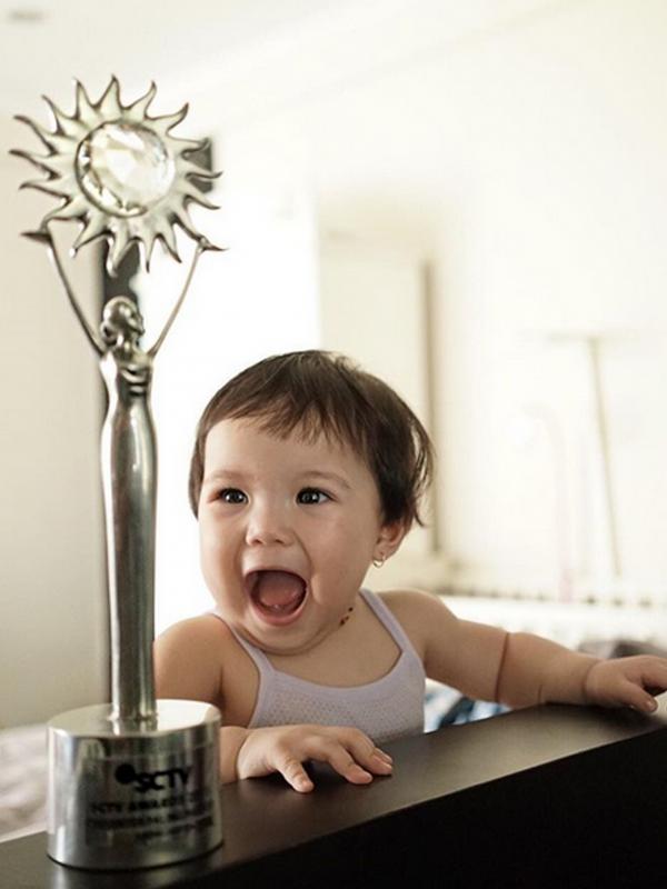 Anak Gading Marten, Gempita Noura Marten menunjukkan ekspresi lucunya lihat piala SCTV Awards 2015. (foto: instagram.com/gadiiing)