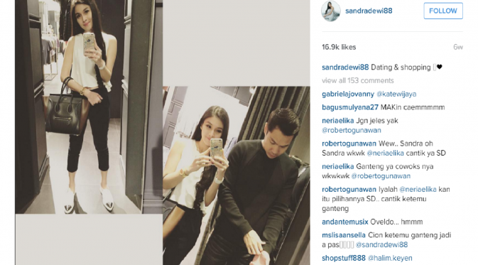 Meski jarang terlihat bersama, Sandra Dewi dan kekasihnya masih mesra [foto: instagram/sandradewi88]