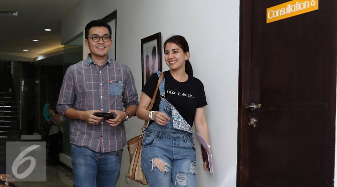 Tya Ariestya dan suami, Irfan Ratinggang melakukan konsultasi kepada dokter kehamilan. [Foto: Herman Zakaria/Liputan6.com]