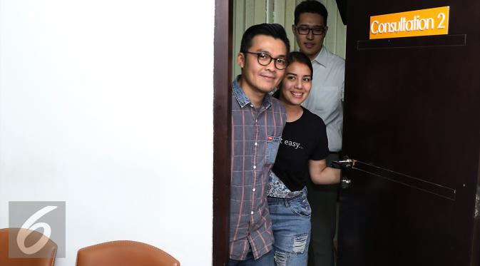Tya Ariestya dan suami, Irfan Ratinggang melakukan konsultasi kepada dokter kehamilan. [Foto: Herman Zakaria/Liputan6.com]