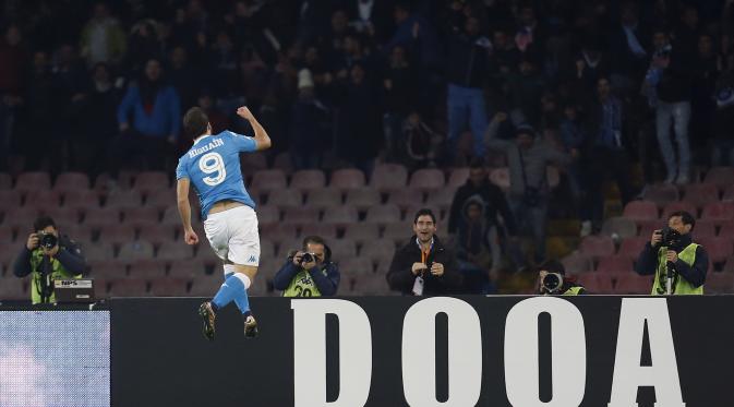 Gonzalo Higuain rayakan gol cepatnya ke gawang Inter Milan ( REUTERS/Ciro De Luca)