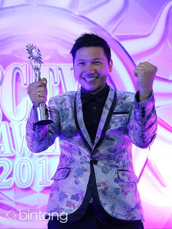 Gading Marten tak sungkan memperlihatkan kegembiraannya saat dinobatkan sebagai pemenang penghargaan kategori Presenter Paling Ngetop di ajang SCTV Awards 2015. (Deki Prayoga/Bintang.com)