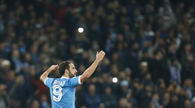 Penyerang Napoli, Gonzalo Higuain dinilai lebioh hebat dari Luis Suarez (REUTERS/Ciro De Luca)