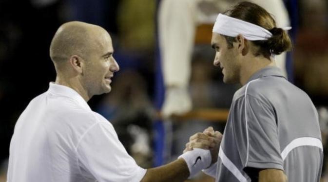 Rekor 24 kemenangan beruntun yang dibukukan Roger Federer melawan petenis berperingkat 10 besar dimulai pada 2003 saat mengalahkan Andre Agassi. (Sportskeeda.com) 