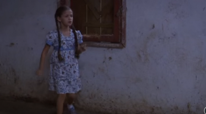 Pemeran Elif, Isabella Damla Guvenilir mengenakan batik di episode 206 dan 207 Serial Turki Elif.