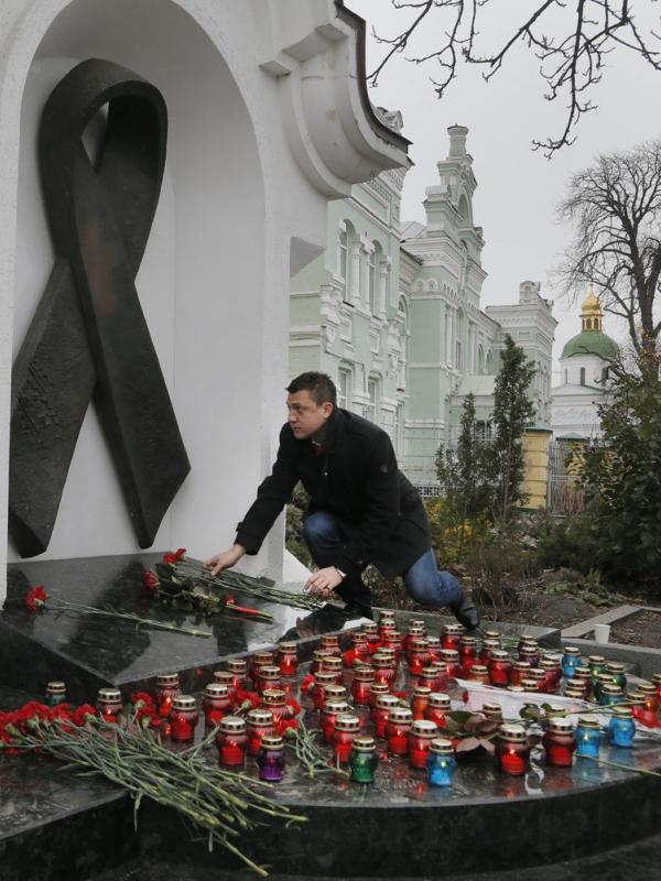 Bunga di monumen yang didedikasikan untuk mereka yang meninggal karena AIDS, Kiev, Ukraina, Selasa (1/12). |  via: Efrem Lukatsky/AP Photo