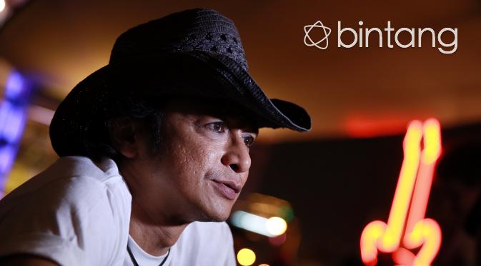 Bagi Andy yang berangkat dari dunia musik, ia turut memberikan kepeduliannya dengan menciptakan karya tentang HIV dan AIDS. (Deki Prayoga/Bintang.com)