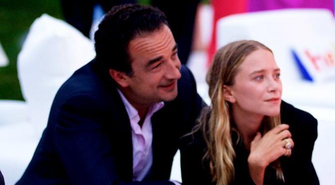 Mary-Kate Olsen dan Olivier Sarkozy (via aceshowbiz.com)
