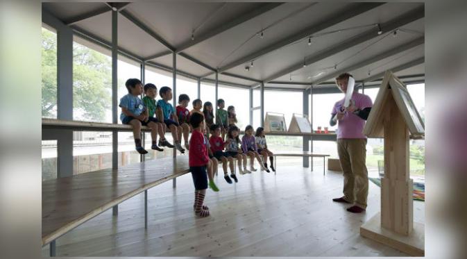 Bangunan TK membuat anak-anak bebas mengeksplor lingkungan sekolah. (foto: Bored Panda)