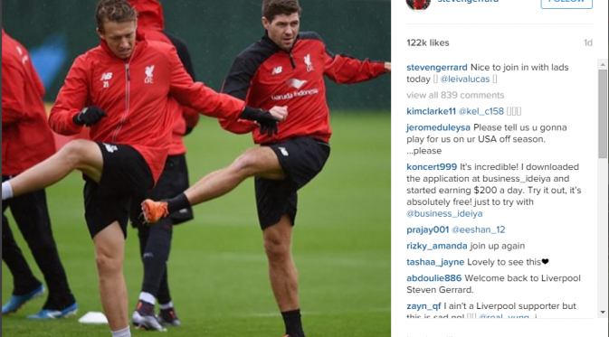 Steven Gerrard melakoni latihan bersama para pemain Liverpool, Rabu (2/12/2015) waktu setempat. (Reuters/Paul Hanna)