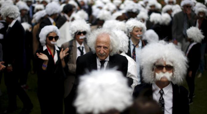 Pria bernama Benny Wasserman (tengah) berdiri dengan ratusan orang berpakaian Albert Einstein untuk memecahkan rekor dunia Guinness dalam peraga Einstein terbanyak  di Los Angeles, California ,Amerika, 27 Juni 2015. (REUTERS/Lucy Nicholson) 