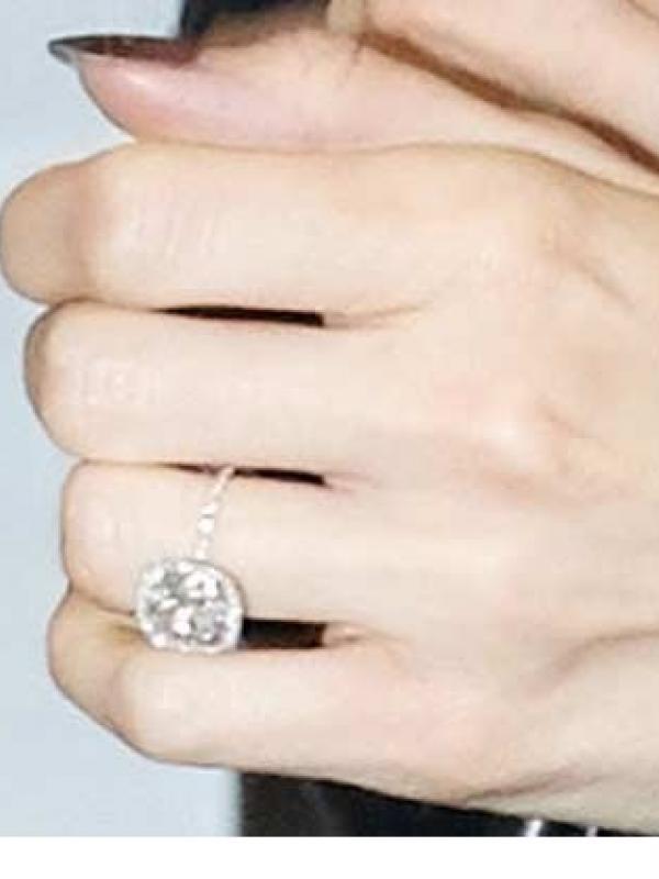 Cincin berlian Sarah Mutch (via tmz.com)