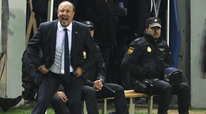 Pelatih Real Madrid, Rafael Benitez memberikan instruksi kepada anak asuhnya  saat melawan Cadiz CF pada Copa del Rey (King's Cup) di Stadion Ramon de Carranza, Cadiz, Kamis (3/12/2015) dini hari WIB. (AFP Photo/Cristina Quicler) 