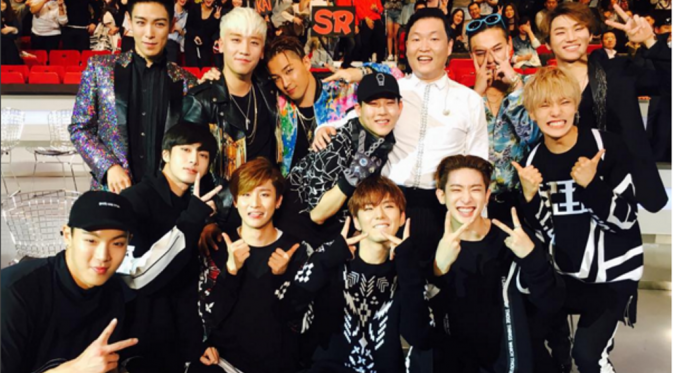 Big Bang berpose bersama PSY dan MONSTA X di MAMA 2015 [foto: instagram/seungriseyo]