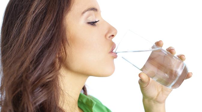 Jika Anda meminum dua gelas air mineral sebelum makan dapat membantu Anda menurunkan berat badan lebih cepat. 