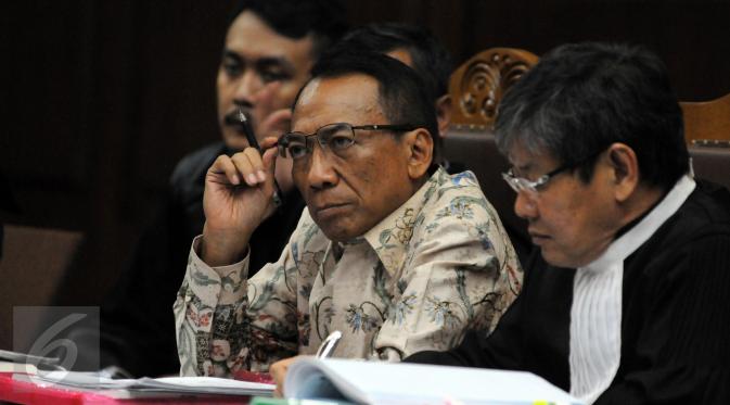 Terdakwa korupsi dan pemerasan di Kemenbudpar dan Kementerian ESDM Jero Wacik Saat menjalani Persidangan lanjutan di Pengadilan Tipikor, Jakarta Pusat, Kamis (3/12). (Liputan6.com/Helmi Afandi)