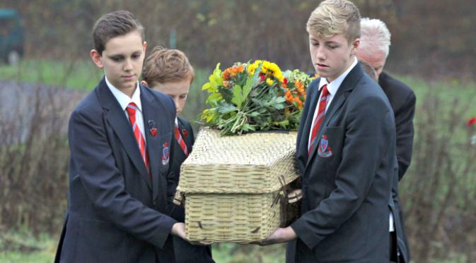 Para siswa dan guru kemudian mengantar kerangka itu pemakaman Greenacre Woodland Burials. Empat orang siswa kelas 9 menurunkan peti jenasah dan bunga-bunga ditaburkan. (Sumber Liverpool Echo)