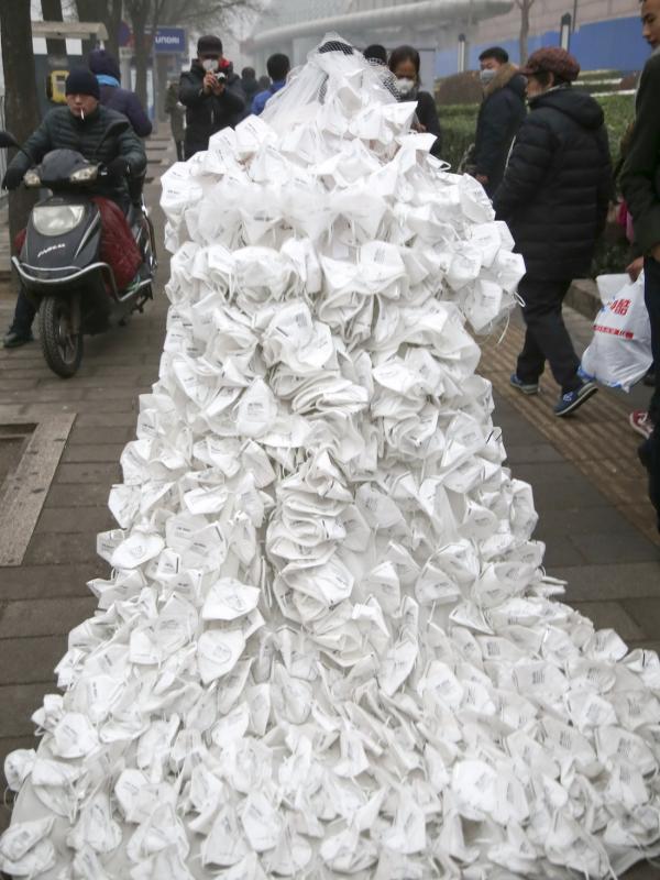 Kong Ning kenakan 'gaun pengantin masker', Beijing, Tiongkok, Senin (30/11). | via: China Poto Press