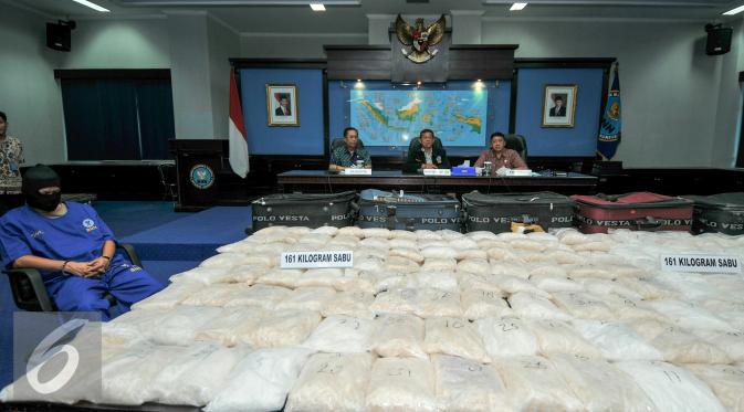 Badan Narkotika Nasional (BNN) berhasil mengamankan seorang kurir sabu dengan barang bukti sebanyak 161 kilogram sabu, Jakarta, Jumat (4/12). BNN meringkus seorang kurir yang hendak mengirimkan sabu dari Surabaya ke Jakarta. (Liputan6.com/Yoppy Renato)