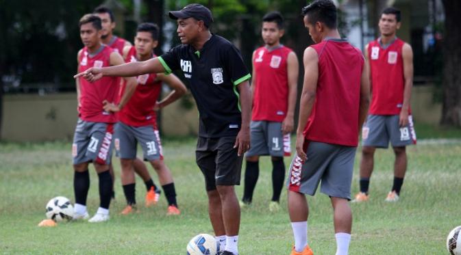 Pusamania Borneo FC menjalani latihan di Lapangan Kottabarat, Solo, Jumat (4/12/2015). (Bola.com/Romi Syahputra)