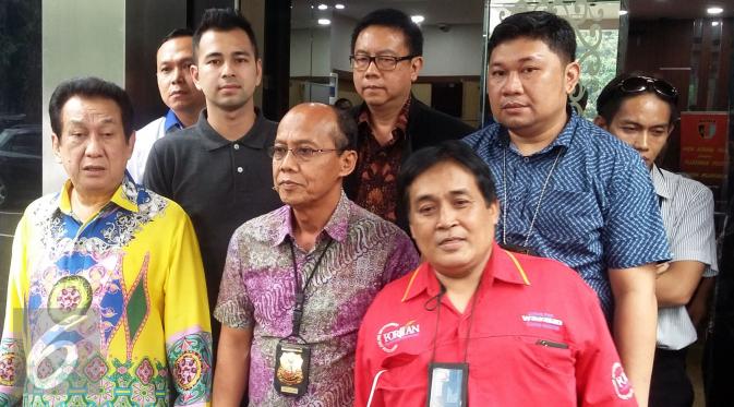 Raffi Ahmad didampingi Anwar Fuadi akhirnya berdamai dengan Forum Wartawan Hiburan yang diwakili Sutrisno Buyil (berbaju merah). [Foto: Hernowo Anggie/Liputan6.com]