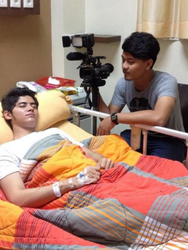 Aliando Syarief sedang terbaring di rumah sakit (Instagram/@belanjabarangmurah)