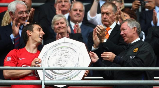 Gary Neville (kiri) dan Sir Alex Ferguson (kanan) usai meraih trofi Community Shield saat masih berada di Manchester United pada 2008. (BBC)