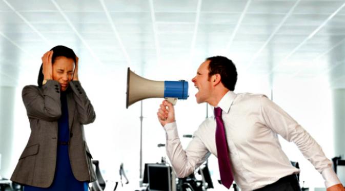 Pelaku risak di tempat kerja cenderung menyatakan apa yang dirasakannya dengan teriakan.(Sumber sheknows.com)