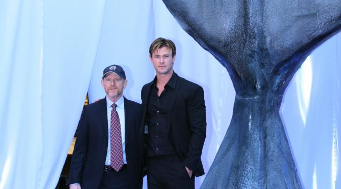 Chris Hemsworth dan Ron Howard menghadiri premier film In the Heart of the Sea. (Bintang/EPA)