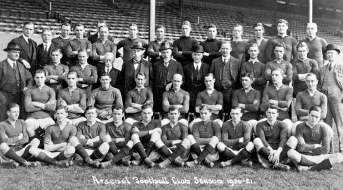 Tim Arsenal berfoto di Highbury pada 1920. Henry Norris berada di baris ketiga dari depan, nomor lima dari kiri. (Fourfourtwo)