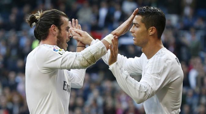 Bintang Real Madrid, Cristiano Ronaldo dan Gareth Bale, merayakan gol ke gawang Getafe pada laga La Liga, Spanyol di Stadion Santiago Bernabeu, Spanyol, Sabtu (5/12/2015). (Reuters/Susana Vera)