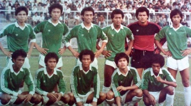 Skuat PS Sari Bumi Raya saat melawan Pardetex di Stadion Teladan, Medan, pada kompetisi Galatama musim 1982-1983. (Dok. pribadi Agus Santoso)