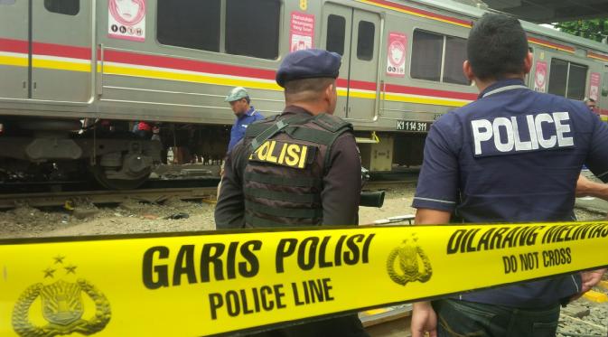 tabrakan antara Tabrakan terjadi antara Metro Mini bernomor polisi B 7660 FD dengan commuter line jurusan Jatinegara-Muara Angke. 