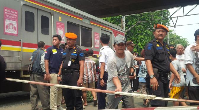 Tabrakan terjadi antara Metro Mini bernomor polisi B 7660 FD dengan commuter line jurusan Jatinegara-Muara Angke.