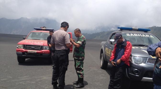 Petugas yang terus berjaga di area Gunung Bromo, Minggu (6/12/2015) (BB TNBTS)