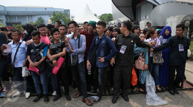 Antusias peserta mengantri untuk mendapat giliran registrasi ulang saat Audisi D Academy 3 Indosiar di Jakarta, Minggu (6/12). Berdasarkan data panitia, lebih dari enam ribu peserta yang mendaftar untuk ikut audisi. (Liputan6.com/Faizal Fanani)